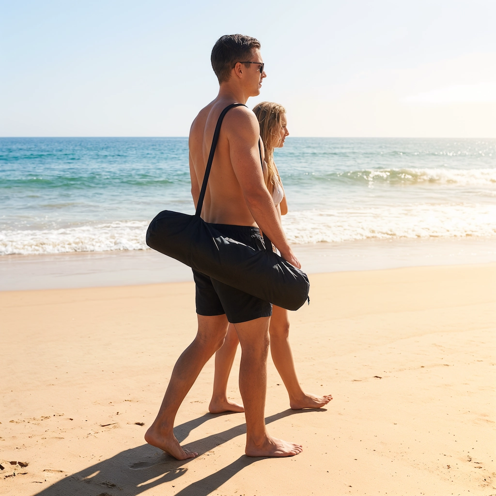 Sac de transport de la tente Nomasun posé sur le sable